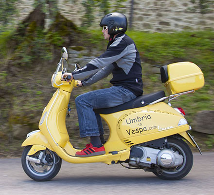 scopri il territorio del trasimeno in vespa